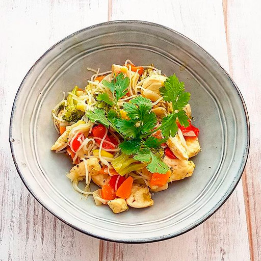 Noodles con pollo al curry verde por Elisa Blázquez